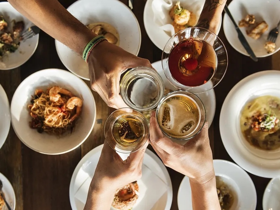 people toasting glasses